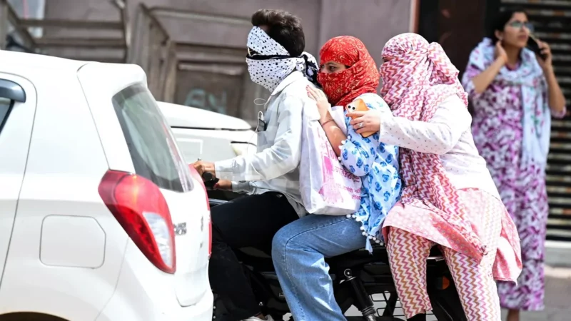 दिल्ली समेत पूरे उत्तर भारत में कहर बरपाएगी गर्मी, केरल में भारी बारिश; राजस्थान में 40 के पार जाएगा तापमान