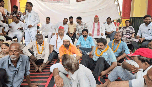 मांगों को लेकर सफाई कर्मचारियों का धरना जारी, समाजवादी पार्टी ने दिया समर्थन