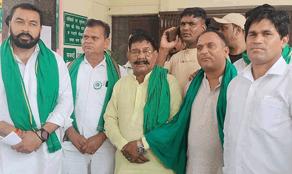 सीएमओ कार्यालय पर गरजे भाकियू रक्षक के प्रतिनिधि