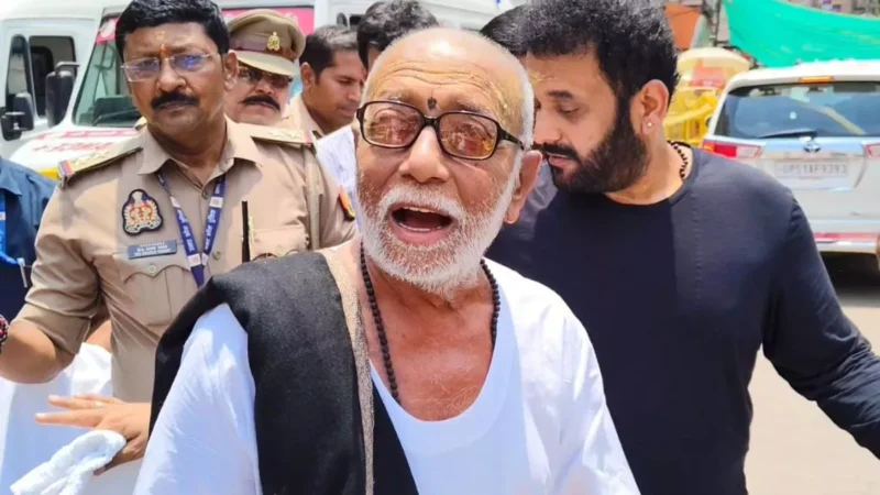 वाराणसी पहुंचे मोरारी बापू, बाबा श्री काशी विश्वनाथ के दरबार में लगाई हाजिरी; बोले- मन गदगद हो गया