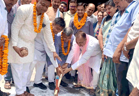 महापौर ने किया सडक़ व नाली निर्माण कार्य का शुभारंभ