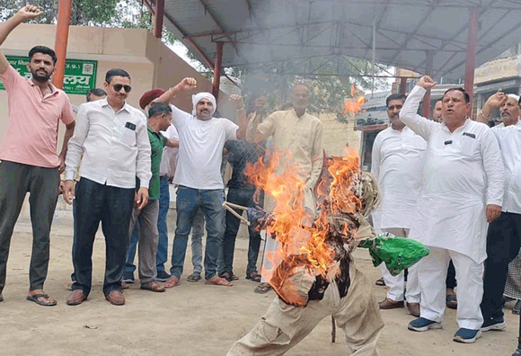 डेयरी संचालकों ने फूंका नगर निगम का पुतला