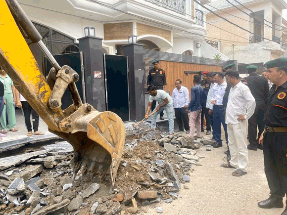 सडक़ निर्माण में बाधा बन रहे रैम्प जेसीबी से किए ध्वस्त