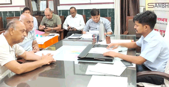 अतिक्रमण हटवाने के लिए नगरायुक्त को दिए प्रार्थना पत्र