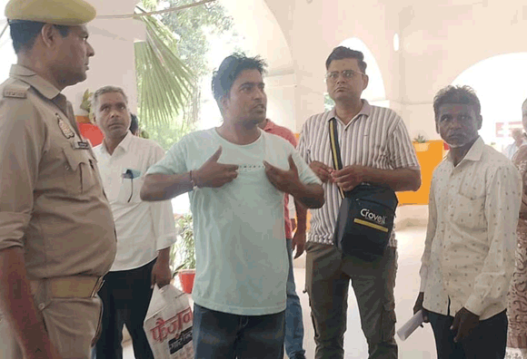 काशीराम कॉलोनी निवासी युवक ने आवास स्थानांतरण की मांग को लेकर डीएम कार्यालय के बाहर किया हंगामा