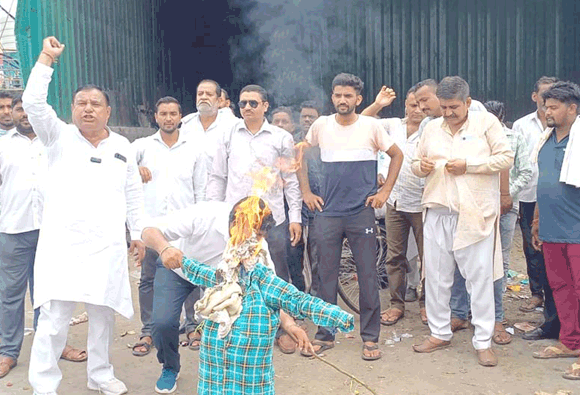 डेयरी संचालकों ने प्रदर्शन कर फूंका स्मार्ट सिटी पुतला