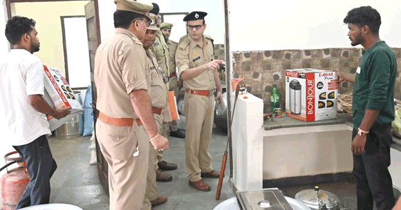 वरिष्ठ पुलिस अधीक्षक ने ली परेड की सलामी, पुलिस लाइन का किया निरीक्षण