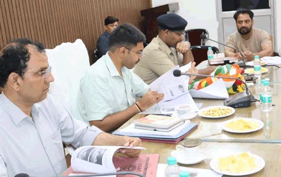 जिलाधिकारी की अध्यक्षता में व्यापार बंधु की बैठक हुई आयोजित