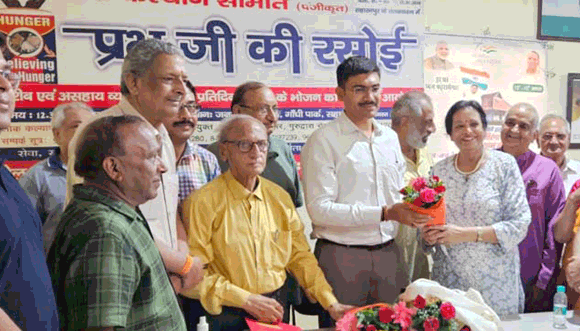 जिलाधिकारी मनीष बंसल ने प्रभु जी की रसोई में जरूरतमंदों को परोसा भोजन, सेवा कार्य को बताया अद्वितीय