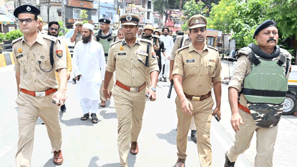 कांवड़ यात्रा व मोहर्रम को लेकर पुलिस प्रशासन सतर्क, किया फ्लैग मार्च