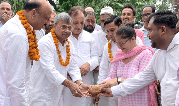 महापौर ने तकिया में किया सडक़ निर्माण कार्य का शुभारंभ