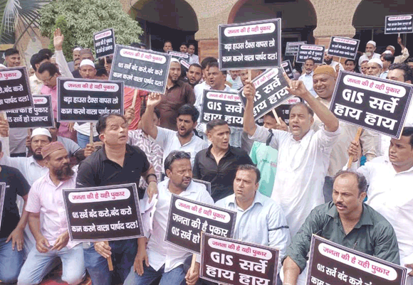 नगर निगम के जीआईएस सर्वे के विरोध में कांग्रेस का प्रदर्शन