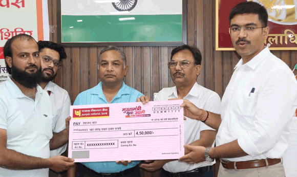 जिलाधिकारी ने सीएम युवा उद्यमी योजना के लाभार्थियों को वितरित किए ऋण चेक
