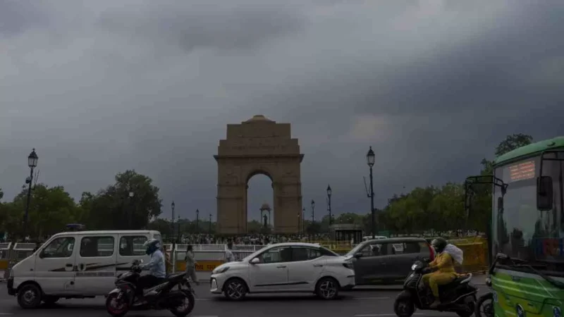 दिल्ली-NCR में बदला मौसम का मिजाज, उमस भरी गर्मी के बाद झमाझम बारिश शुरू; पढ़ें IMD का अलर्ट