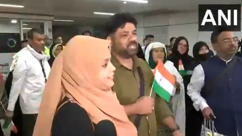 ‘ये राहत शब्दों में व्यक्त नहीं कर सकते, भारत माता की जय’… ईरान से 290 भारतीय छात्र वापस जिंदा दिल्ली पहुंचे