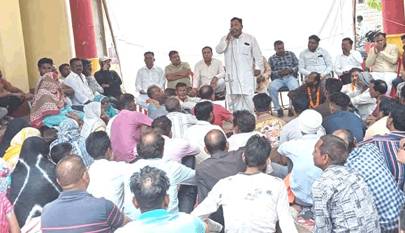 सफाई कर्मचारियों को सेवामुक्त किए जाने के विरोध में निगम कार्यालय पर गरजे सफाई संगठन