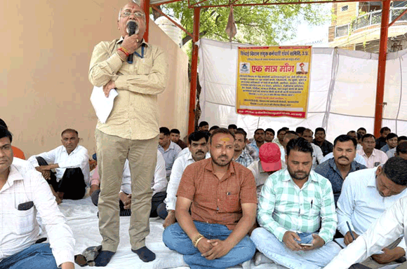 सिंचाई विभाग के कर्मचारियों ने प्रदर्शन कर दिया धरना