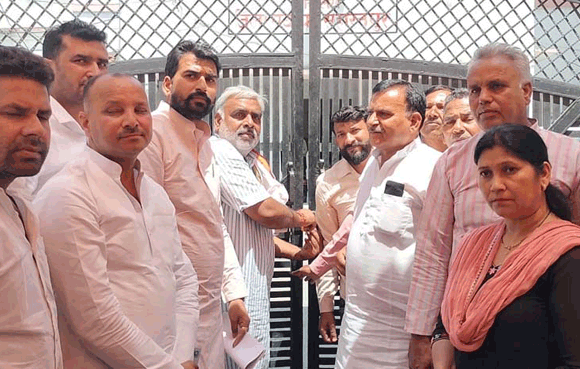 जिला पंचायत सदस्यों ने पंचायत कार्यालय के मुख्य द्वार पर जड़ा ताला