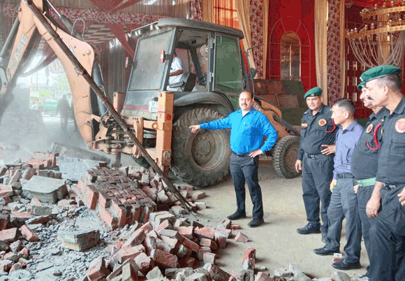 नाले पर किया अतिक्रमण जेसीबी ने किया ध्वस्त
