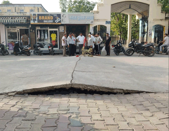 सडक भी नहीं सह पायी भीषण गर्मी का सितम, केएलजीएम इंटर कालेज के सामने फटकर एक फुट उपर उठ गयी सीसी रोड