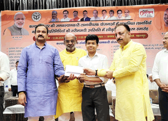 जनप्रतिनिधियों द्वारा केन्द्र व राज्य स्तरीय बोर्ड परीक्षाओं में उच्च अंक प्राप्त मेधावी विद्यार्थियों को किया गया सम्मानित एवं वितरित किए गये टैबलेट