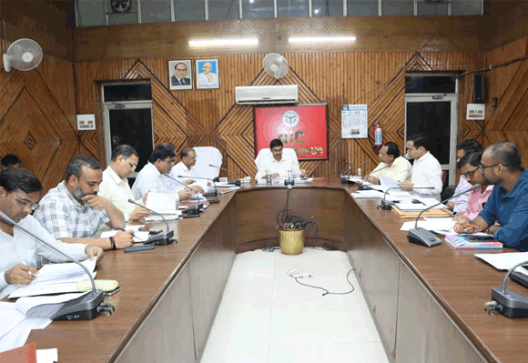 जिलाधिकारी ने की विद्युत अधिकारियों के साथ बैठक