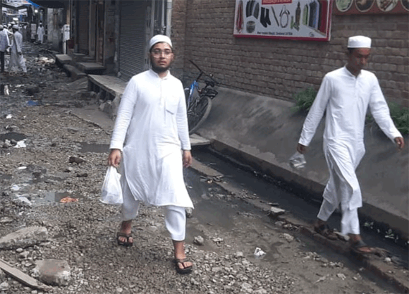 धीमी गति से चल रहा सड़क का काम, दुकानदार परेशान