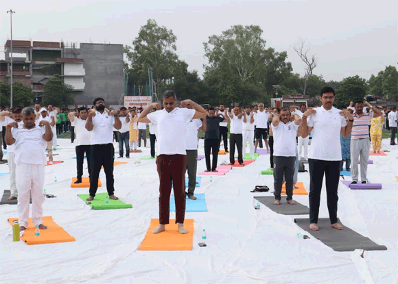 जनपद में भव्यता एवं सामूहिकता के साथ लाखों लोगों ने किया योग अभ्यास