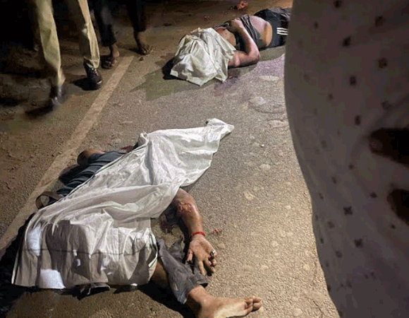 लकडी से भरी टरेक्टर टाराली से भीडे बाईक सवार , दो की मौत ,एक घायल
