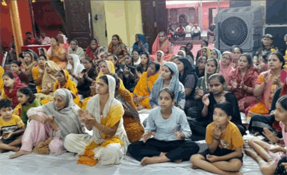नकुड़ के महादेव मंदिर मे चल रही भगवत कथा मे उपस्थित श्रद्धालु