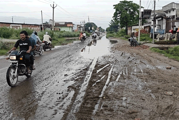 कांवड मार्ग पर जलभराव और सड़क पर बने गढ्ढो ने खोली प्रशासन के निरिक्षण की पोल: