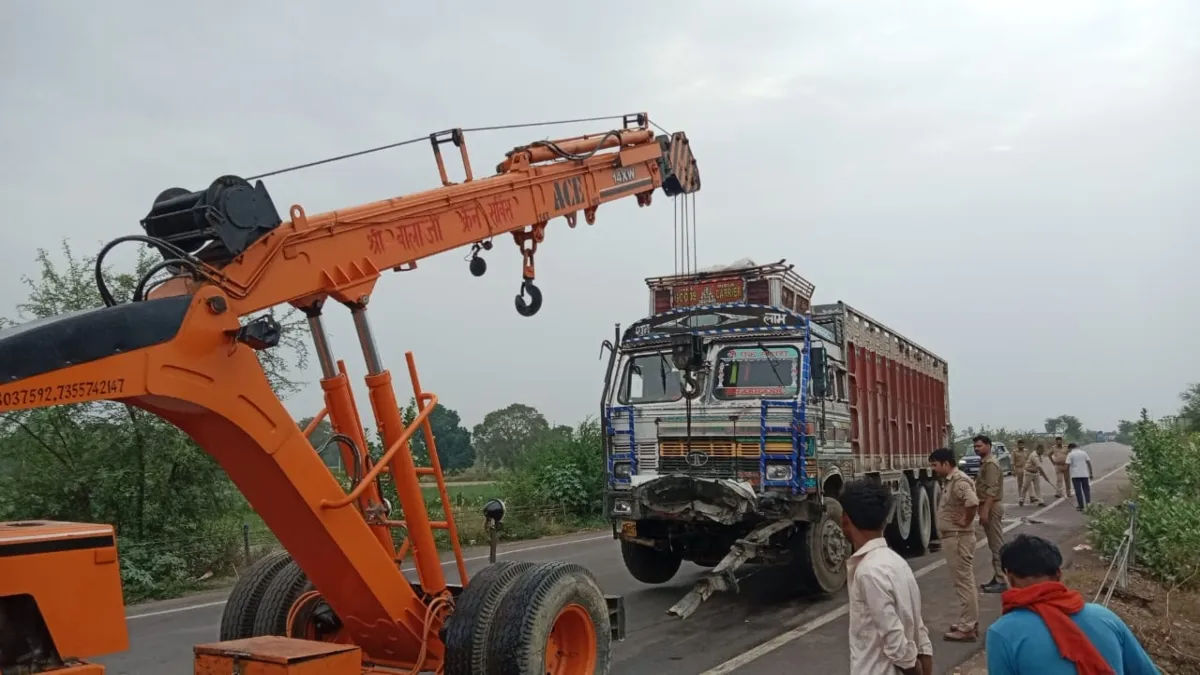 यूपी: बाराबंकी में ट्रक से टकराई कार, चार लोगों की हो गई मौत