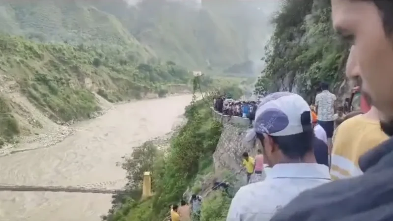 उत्तराखंड के रुद्रप्रयाग में सुबह-सुबह बड़ा हादसा, अलकनंदा नदी में समा गई यात्रियों से भरी बस