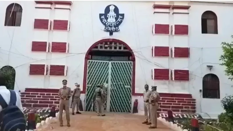 जेल में बंद अतीक अहमद के बेटे के पास से मिला भारी मात्रा में कैश, डिप्टी जेलर और वार्डन के खिलाफ एक्शन