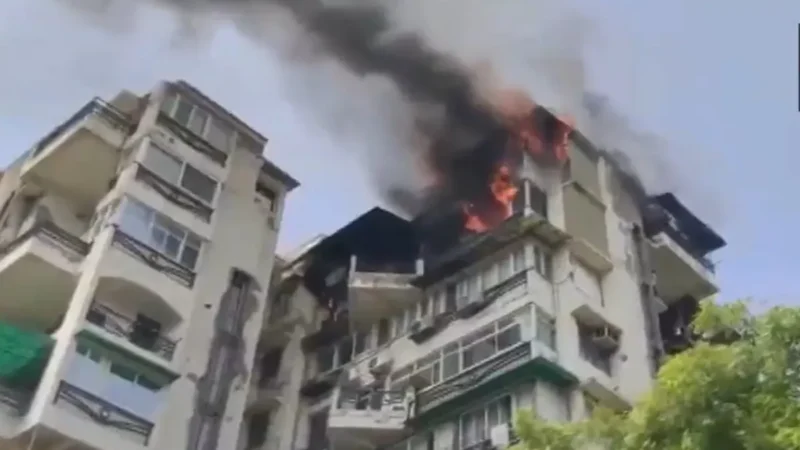 द्वारका के फ्लैट में लगी भीषण आग, पिता ने दो बच्चों के साथ लगाई छलांग, तीनों की मौत