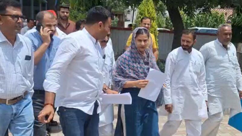 इकरा हसन की टीम का मीडिया से दुर्व्यवहार, कैमरा गिराने का किया प्रयास