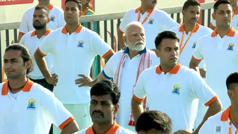योगमय हुई दुनिया, पीएम मोदी विशाखापत्तनम में कर रहे योग; बोले- योग का सीधा अर्थ होता है जुड़ना