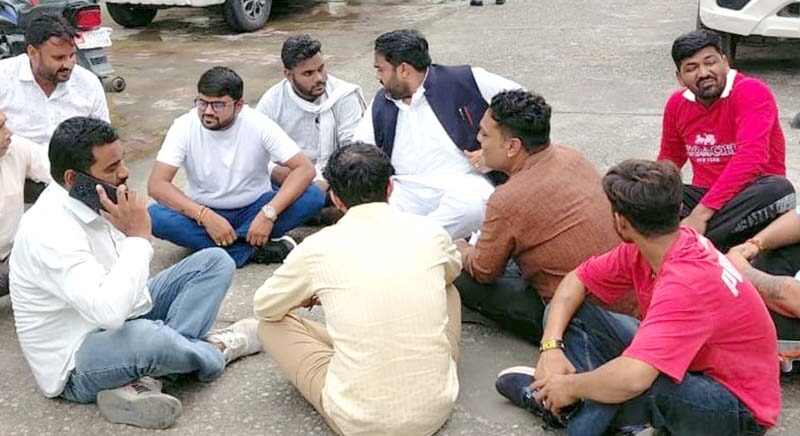 तहसील में धरने पर बैठे सपा नेता कार्तिकेय राणा, हंगामा
