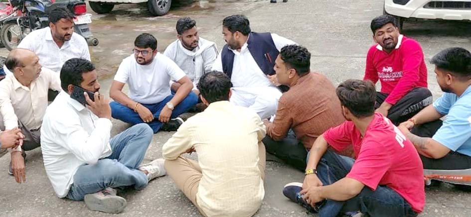 तहसील में धरने पर बैठे सपा नेता कार्तिकेय राणा, हंगामा
