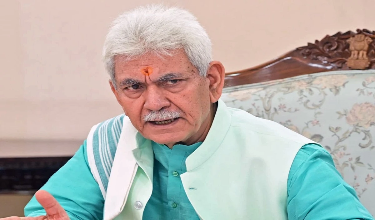 LG मनोज सिन्हा का एक्शन, 3 सरकारी कर्मचारी बर्खास्त, आतंकियों की मदद करने का है आरोप LG Manoj Sinha