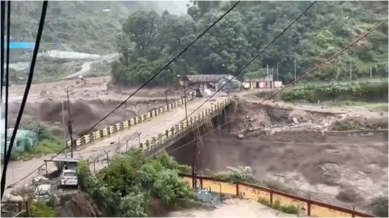 हिमाचल प्रदेश के कुल्लू में फटा बादल, जीवा नाले में आया सैलाब, प्रशासन ने जारी किया अलर्ट