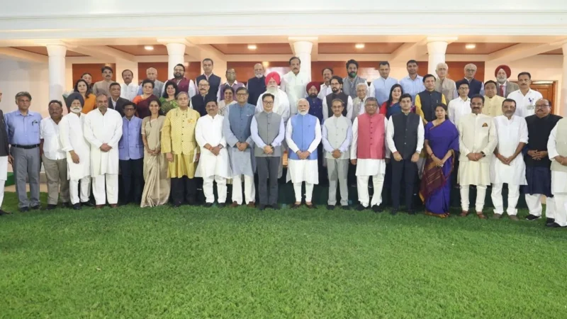 पीएम आवास पर मोदी की सर्वदलीय प्रतिनिधिमंडल के साथ मुलाकात, पाकिस्तान का खोला था काला चिट्ठा