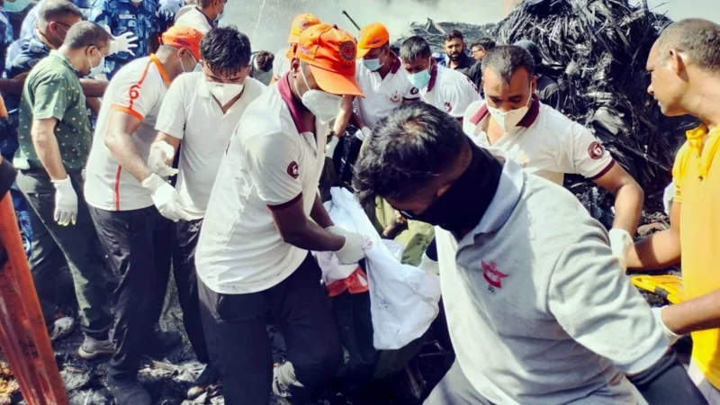हंसते खेलते विमान में बैठे थे… अब हाथ में सौंपी जा रही झुलसी हुई राख, परिवार कैसे करेगा दाह संस्कार! DNA से हुई 87 मृतकों पहचान