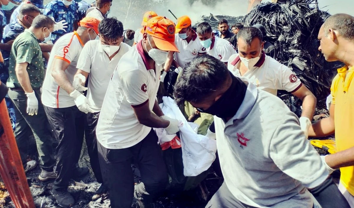 हंसते खेलते विमान में बैठे थे… अब हाथ में सौंपी जा रही झुलसी हुई राख, परिवार कैसे करेगा दाह संस्कार! DNA से हुई 87 मृतकों पहचान