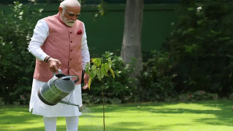 विश्व पर्यावरण दिवस: पीएम मोदी ने लगाया सिंदूर का पौधा, बताया नारीशक्ति के शौर्य और प्रेरणा का प्रतीक