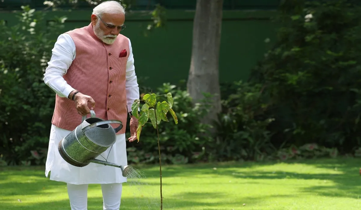 विश्व पर्यावरण दिवस: पीएम मोदी ने लगाया सिंदूर का पौधा, बताया नारीशक्ति के शौर्य और प्रेरणा का प्रतीक