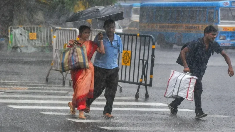 दिल्ली में मानसून की एंट्री, हिमाचल में बहुत भारी बारिश की चेतावनी; जानें आज देशभर में कैसा रहेगा मौसम
