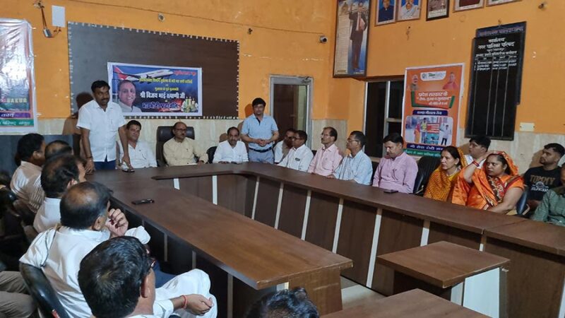 नकुड में सामुहिक शोकसभा में अहमदाबाद विमान दुर्घटना में मारे गये व्यक्तियो को दी श्रद्धांजलि