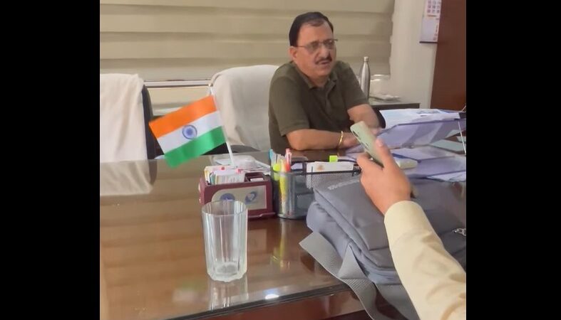 गृह मंत्री अमित शाह व योगी आदित्यनाथ को कहा गुंडा, एबीवीपी को कहा गुंडा पार्टी