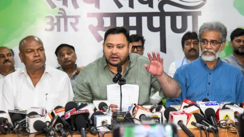 चुनाव आयोग पर तेजस्वी यादव का गंभीर आरोप, कहा- ‘गरीबों का वोट छीनने की हो रही कोशिश’